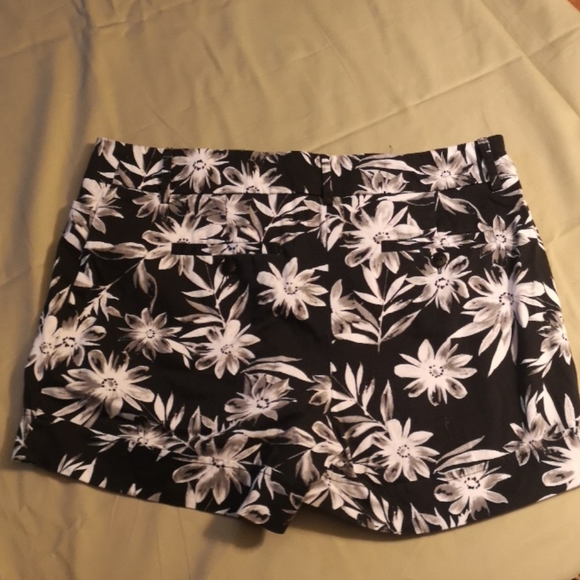 le Chateau Floral Print Shorts - Picture 2 of 7